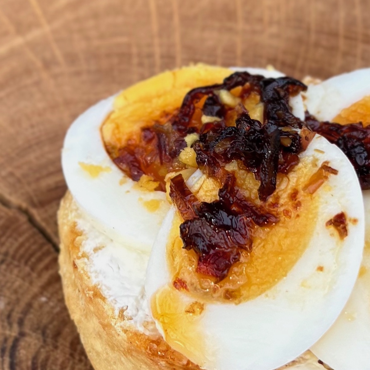 Heidecrunch auf einem Brötchen mit geschittenem Ei als Serviervorschlag