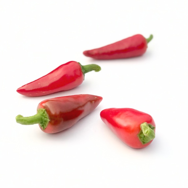 Das Bild zeigt 4 rote Chili mit dem Schärfegrad 6