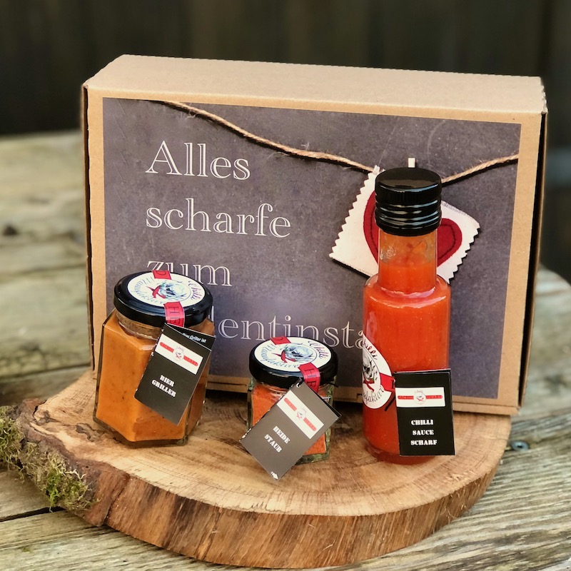 Valentinstag Geschenk Mann mit Biergriller Heidestaub und Chilisauce kaufen Valentinstag-Geschenk-Mann-Biergriller-Heidestaub und Chilisauce in einer Box mit Beschriftung alles scharfe zum Valentinstag kaufen