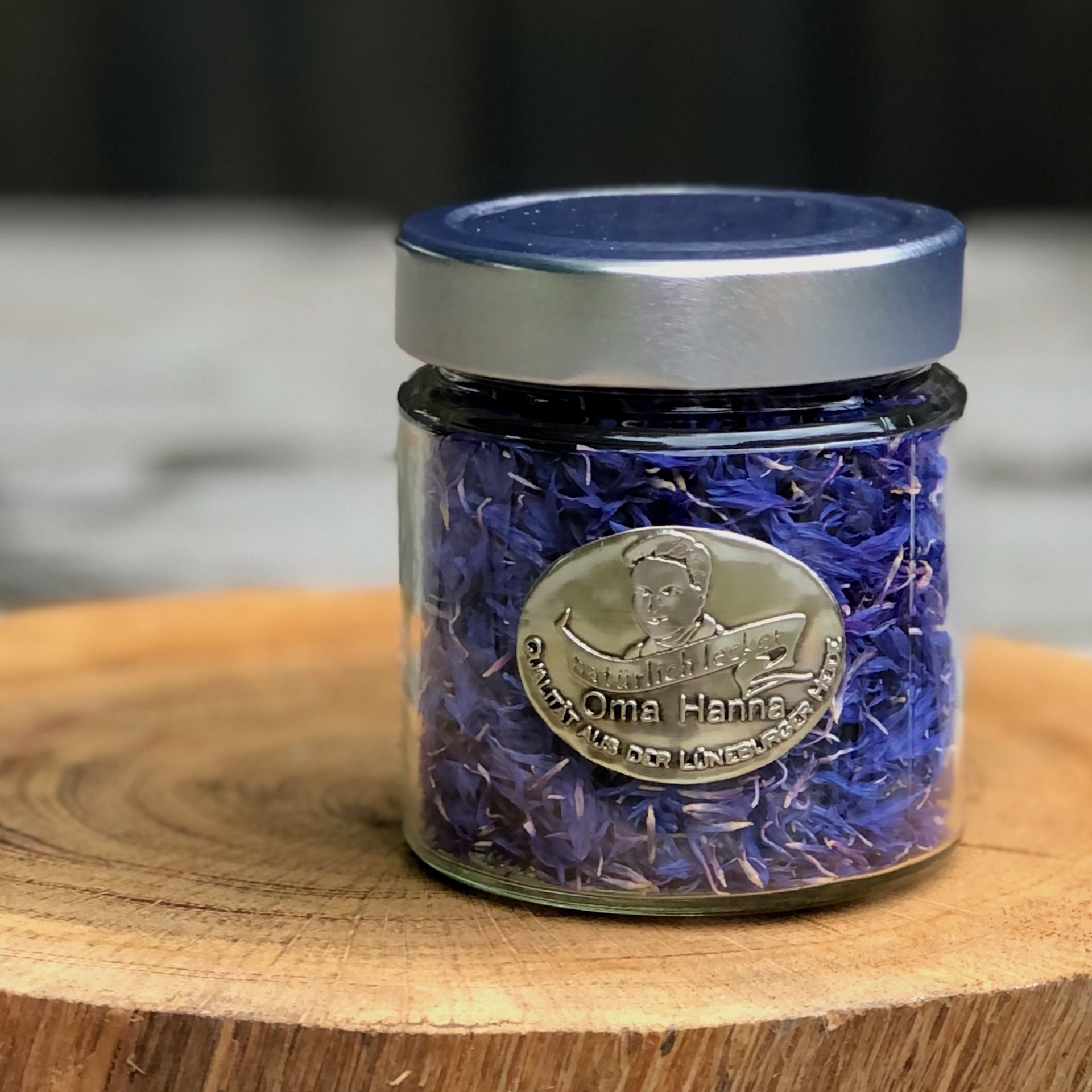 Kornblumenblüten blau getrocknete Kornblumenblüten ohne Kelch in blau zum Dekorieren von Speisen im Glas