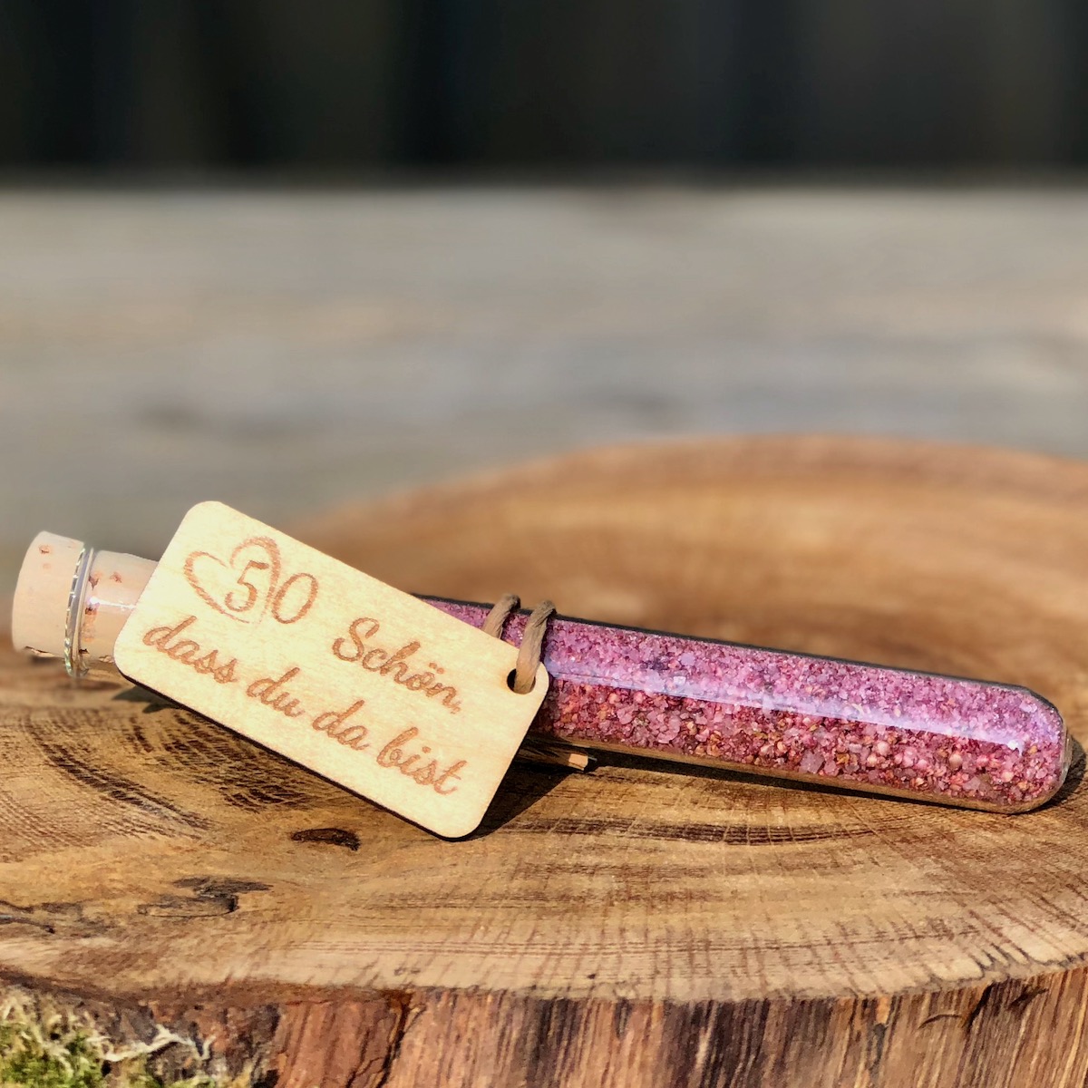 Heideblütensalz Gastgeschenk goldene Hochzeit Schreibschrift Heideblütensalz im Reagenzglas mit Anhänger Schön dass du da bist und einer 50 mit Herz als Gastgeschenk für eine goldene Hochzeit in Schreibschrift