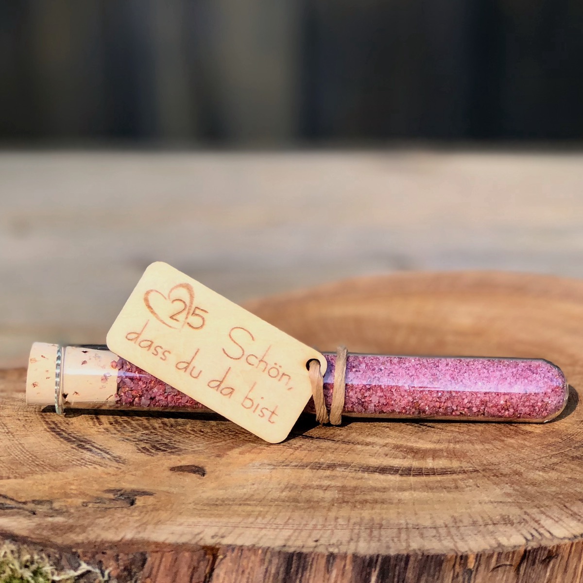 Heideblütensalz Gastgeschenk Silberhochzeit Druckschrift Heideblütensalz im Reagenzglas mit Anhänger Schön dass du da bist und einer 25 mit Herz als Gastgeschenk für eine Silberhochzeit in Druckschrift