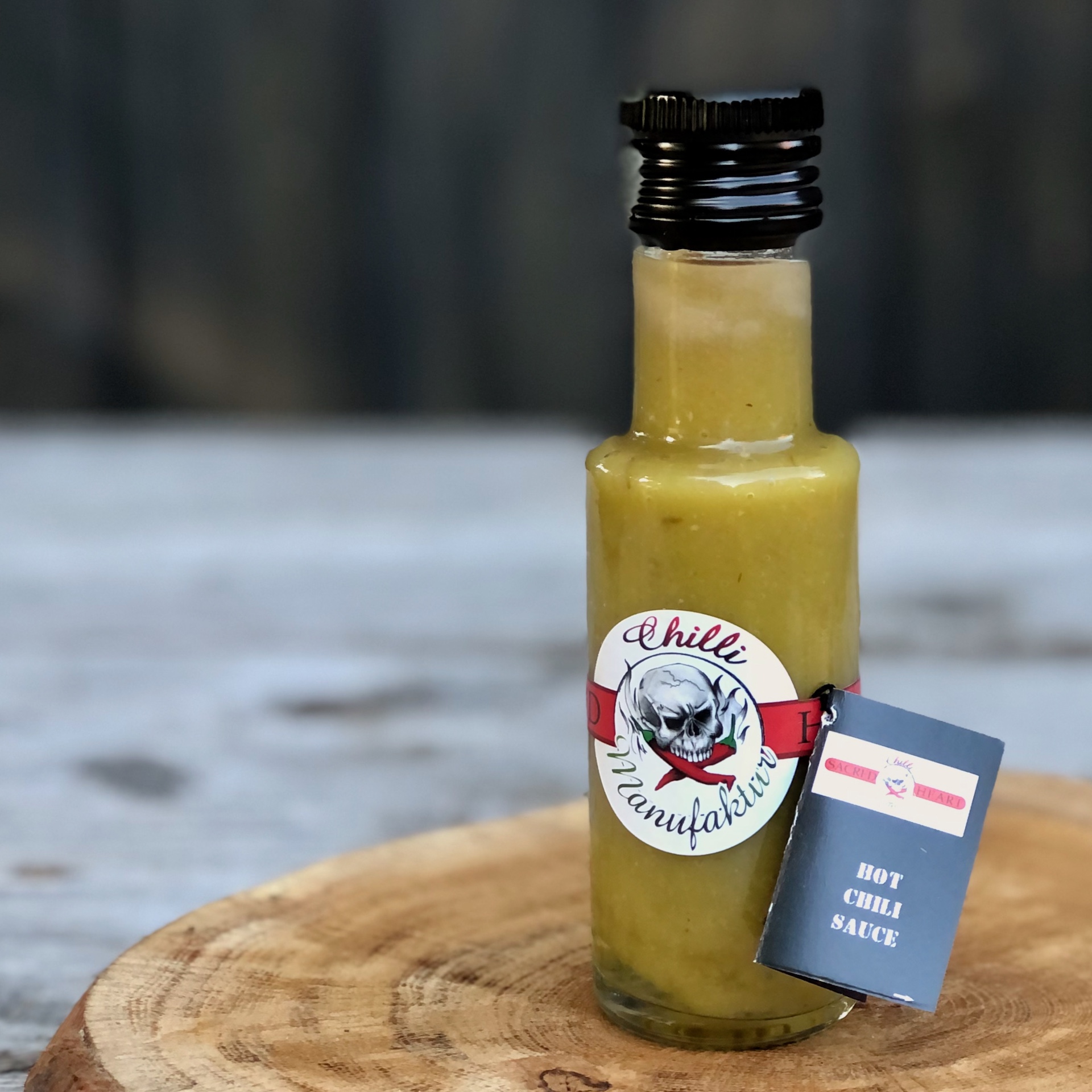 Flasche mit grüner Hot Chili Sauce zum kaufen