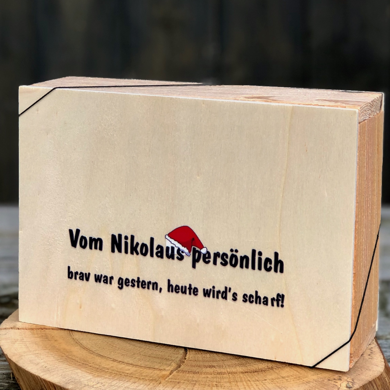 Holzkiste mit abnehmbaren Deckel  mit der Beschriftung Vom Nikolaus persönlich brav war gestern, heute wirds scharf!