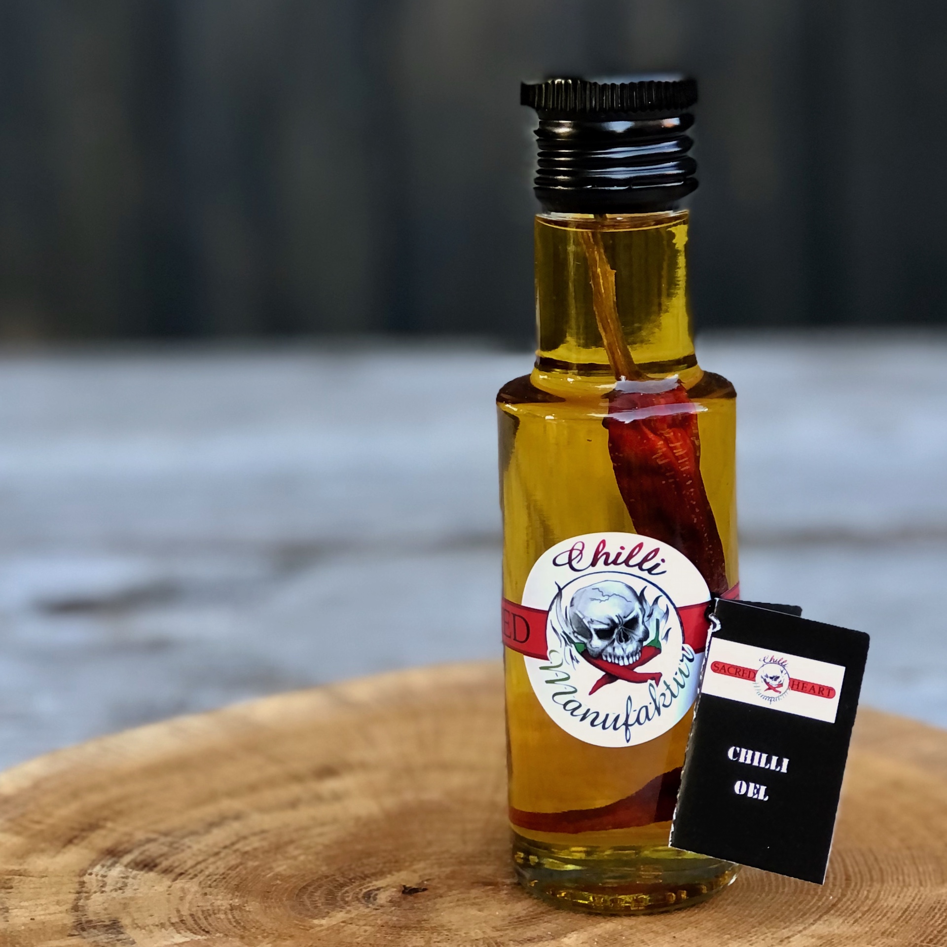 Chiliöl kaufen Flasche mit Chiliöl und Schote in der Flasche zum Kaufen