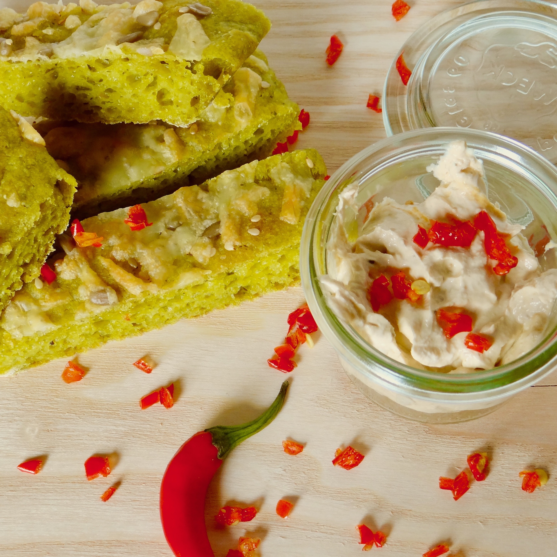 Zucchinibrot mit Aberginen dip auf einem Holzbrett