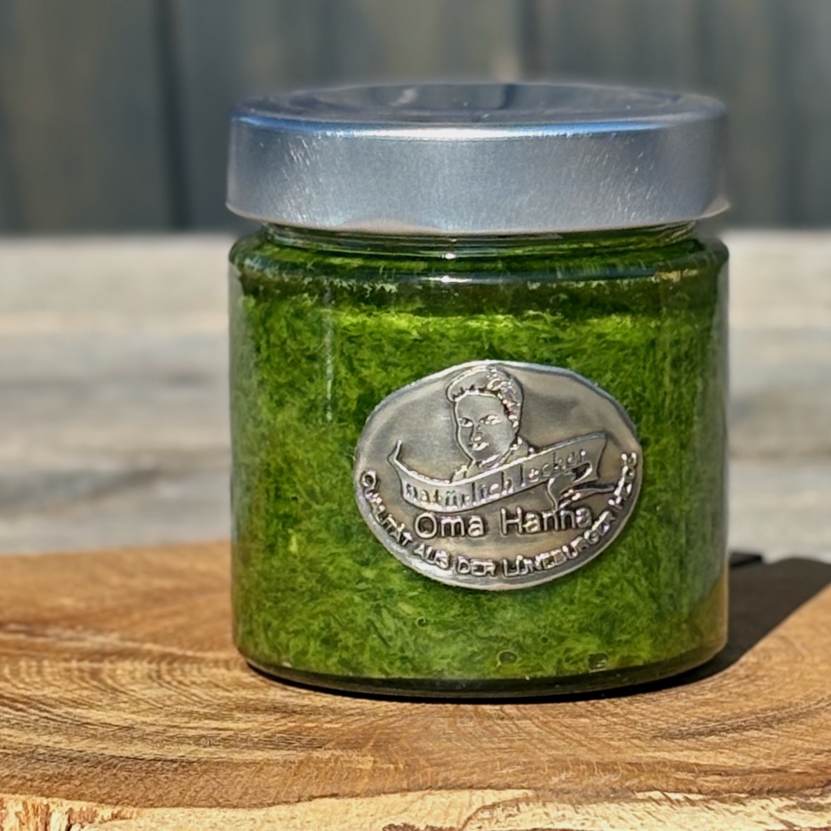 Petersilienpesto Peterle im Glas auf Holzteller