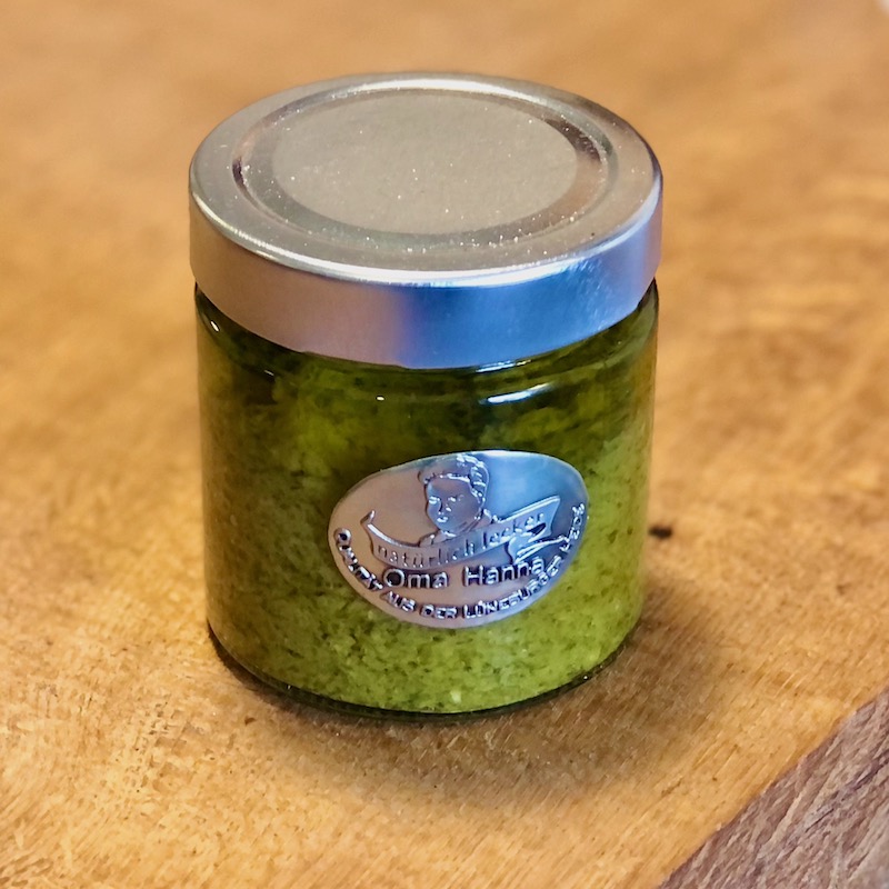 Knoblauchpesto im Glas mit frischen grünen Knoblauch und Chili kaufen