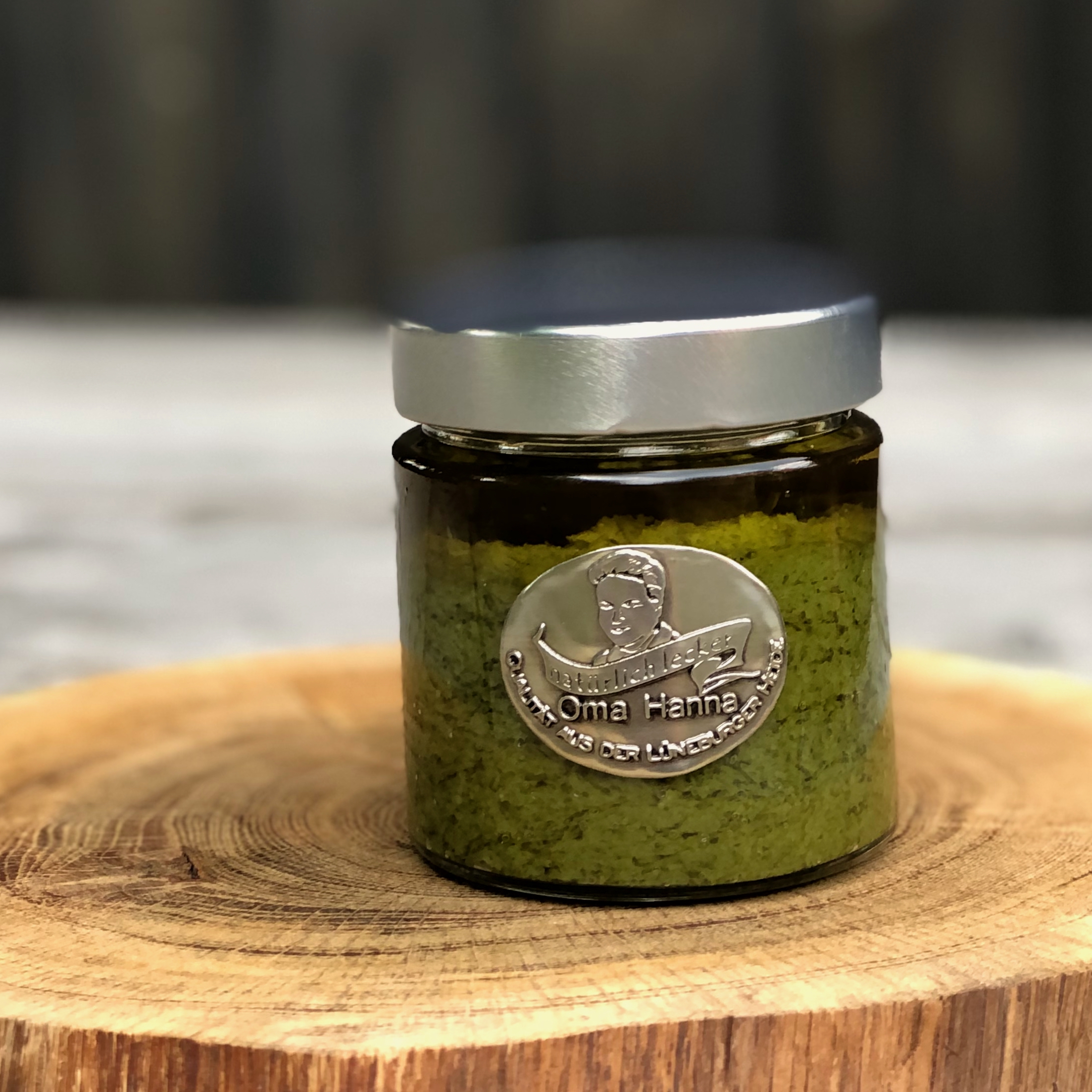 Knoblauchpesto im Glas mit frischen grünen Knoblauch und Chili kaufen Knoblauchpesto im Glas mit frischen grünen Knoblauch und Chili kaufen