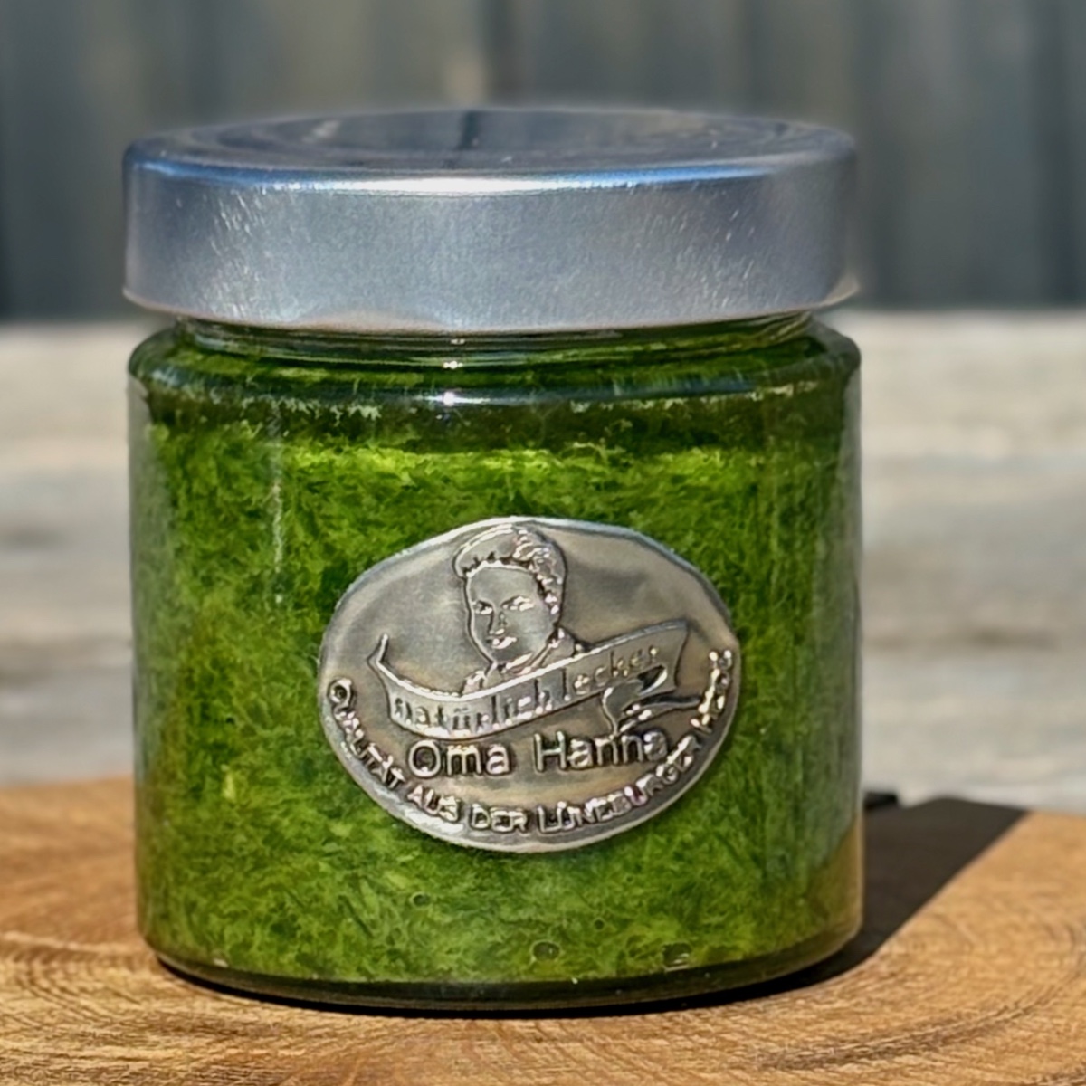 Knoblauchpesto im Glas mit frischen grünen Knoblauch und Chili kaufen