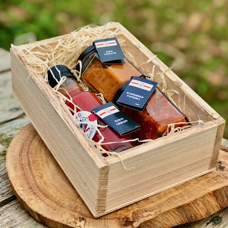 Chili Geschenkset kaufen Das Bild zeigt das Chili Geschenkset mit 3 unterschiedlichen Produkten und eine Geschenkkiste zum Kaufen