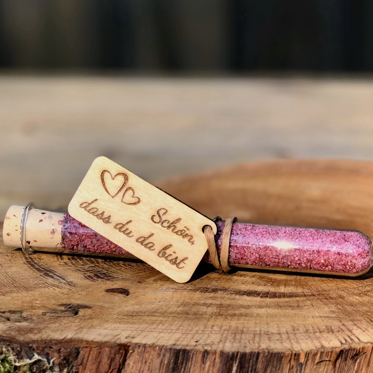 Heideblütensalz Gastgeschenk Herzen Schreibschrift Heideblütensalz im Reagenzglas mit Anhänger Schön dass du und Herzen als Gastgeschenk in Schreibschrift