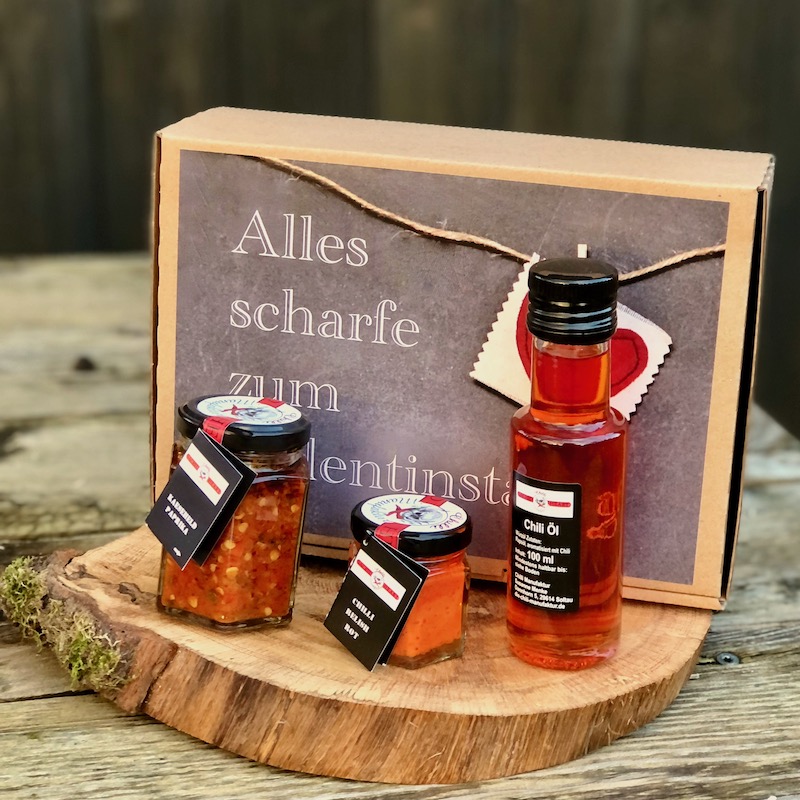 Valentinstag Box mit Käseheld, Chili Relish rot und Chiliöl kaufen Valentinstag Box aus Karton mit der Beschriftung alles scharfe zum Valentinstag und roten Herz als Geschenk für Chililiebhaber kaufen Inhalt Käseheld, Chili Relish rot, Chiliöl
