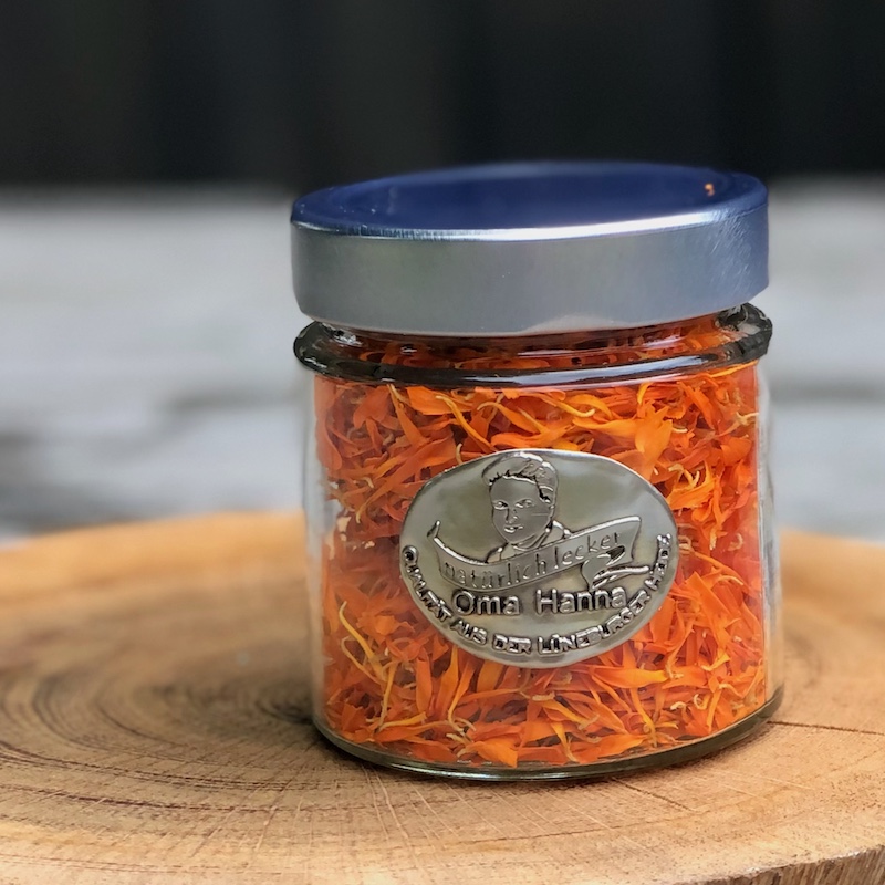 Ringelblumenblütenblätter getrocknet im Glas als essbare Blüten