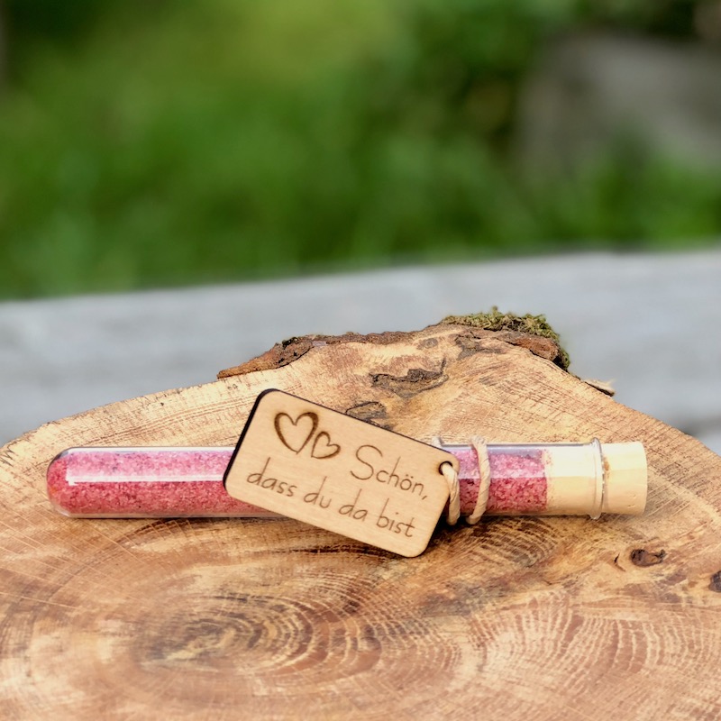 Schön, dass du da bist Dessertsalz als Gastgeschenke Hochzeit kaufen Schön, dass du da bist Anhänger an einem Reagenzglas mit Dessertsalz als Gastgeschenke Hochzeit zum Kaufen