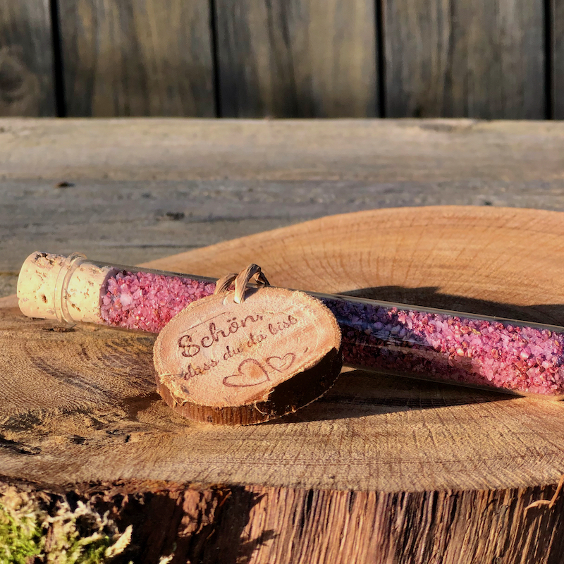 Heideblütensalz Gastgeschenk Holzscheibe Schreibschrift Heideblütensalz im Reagenzglas mit Holzscheiben-Anhänger Schön dass du und Herzen als Gastgeschenk in Schreibschrift
