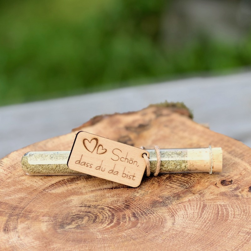Wildkräutersalz im Glasröhrchen mit Holzanhänger Schön, dass du da bist als Gastgeschenk kaufen Wildkräutersalz im Glasröhrchen mit Holzanhänger Schön, dass du da bist als Gastgeschenk kaufen