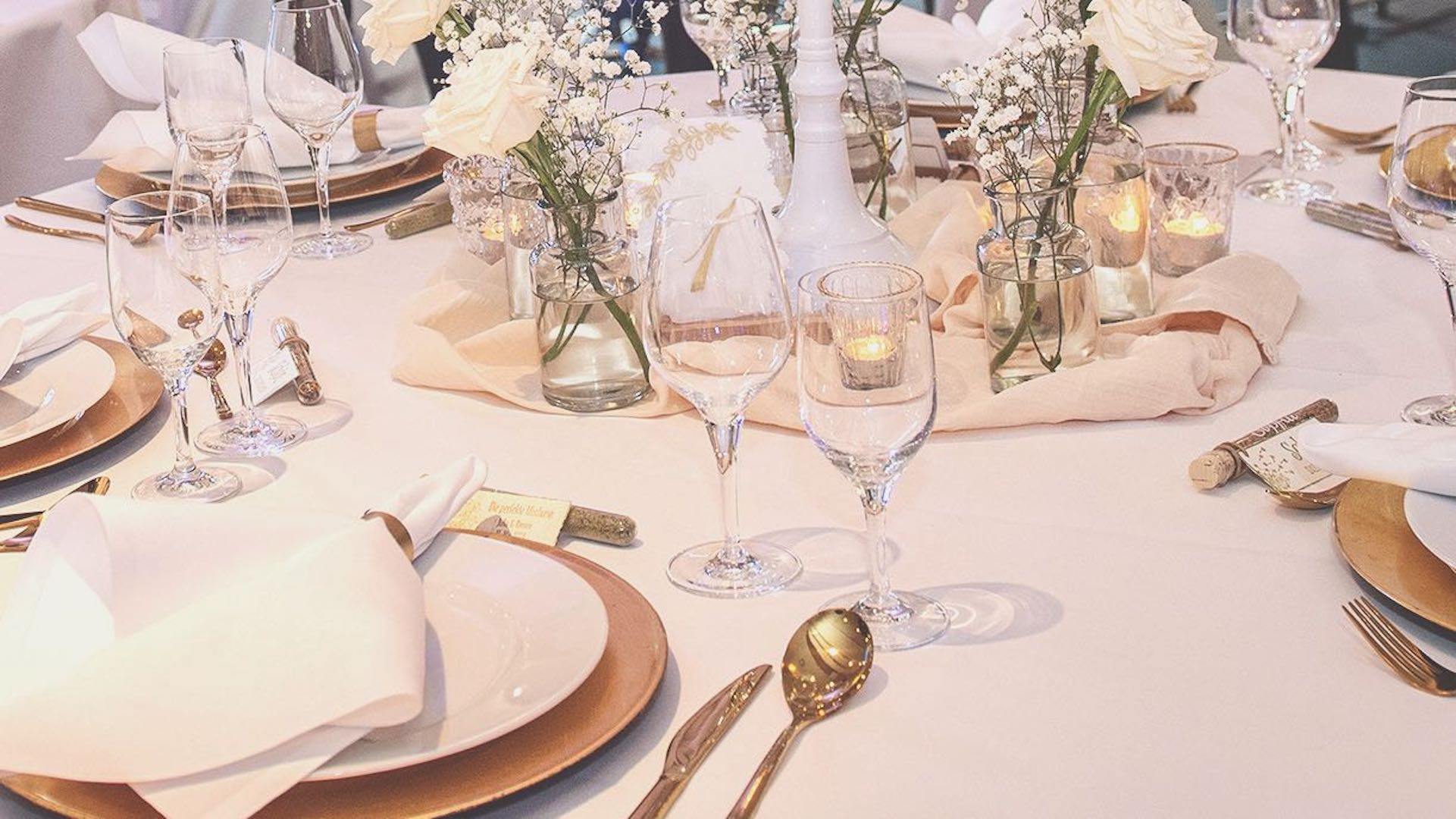 Gastgeschenke Hochzeit dekoriert auf einem weiß goldenen Tisch