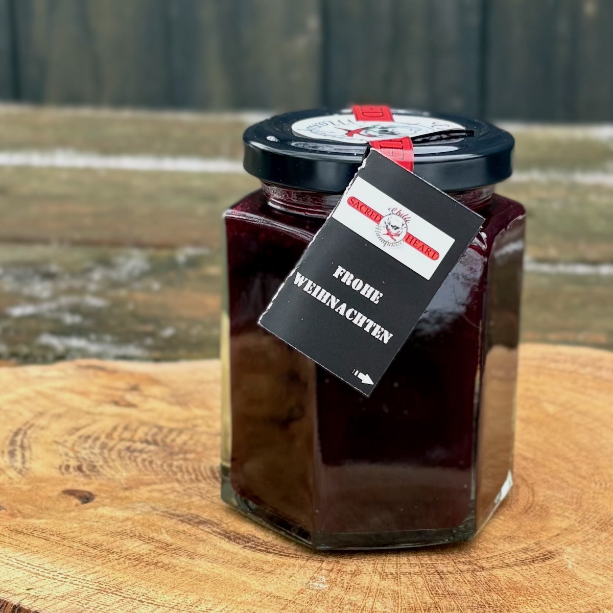 Glas mit weihnachtlichen Fruchtaufstrich frohe Weihnachten zum Kaufen