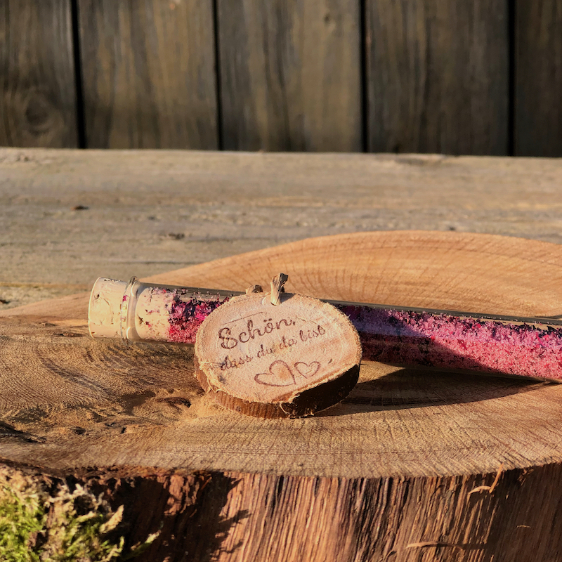 Gastgeschenk Stullengewürz Holzscheibe Schön dass du da bist Gastgeschenk Stullengewürz im Reagenzglas mit Anhänger Holzscheibe Schön dass du da bist auf einer Holzscheibe liegend