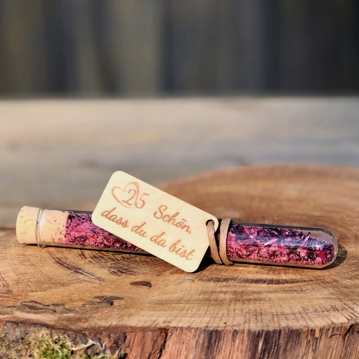 Gastgeschenk Silberhochzeit Schreibschrift Gastgeschenk Stullengewürz im Reagenzglas mit Anhänger Silberhochzeit Schön dass du da bist auf einer Holzscheibe liegend Schreibschrift