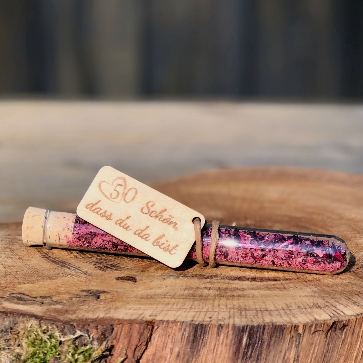 Gastgeschenk Stullengewürz im Reagenzglas mit Anhänger goldene Hochzeit Schön dass du da bist Gastgeschenk Stullengewürz im Reagenzglas mit Anhänger goldene Hochzeit Schön dass du da bist auf einer Holzscheibe liegend Schreibschrift