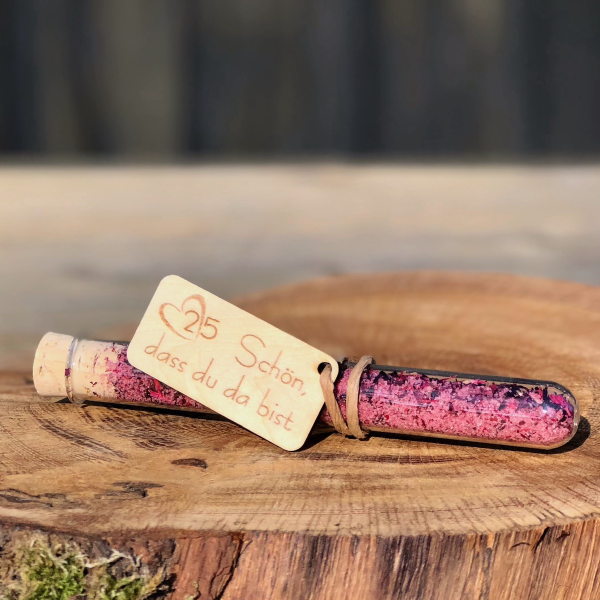 Gastgeschenk Silberhochzeit Druckschrift Gastgeschenk Stullengewürz im Reagenzglas mit Anhänger Silberhochzeit Schön dass du da bist auf einer Holzscheibe liegend Druckschrift