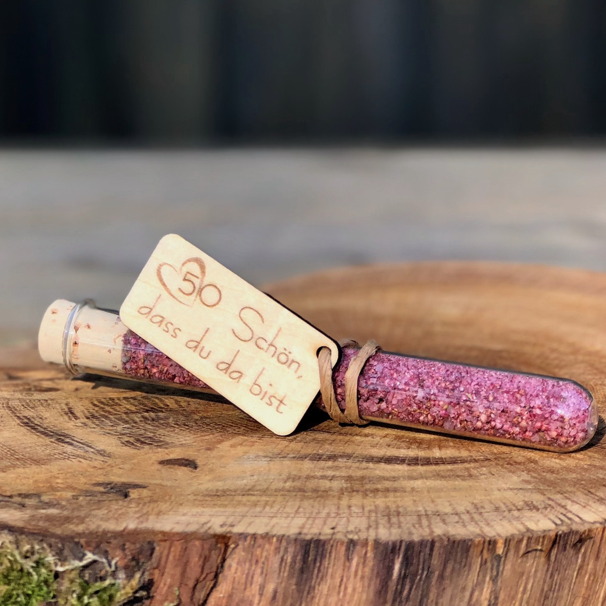 Heideblütensalz Gastgeschenk goldene Hochzeit Druckschrift Heideblütensalz im Reagenzglas mit Anhänger Schön dass du da bist und einer 50 mit Herz als Gastgeschenk für eine goldene Hochzeit in Druckschrift