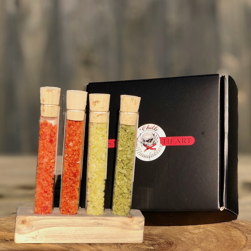 Chili Box Salz kaufen 4 Sorten Chili Salz im Glasröhrechen mit Holzständer zum hinstellen in einer schwarzen Geschenk Box als Geschenk zum kaufen