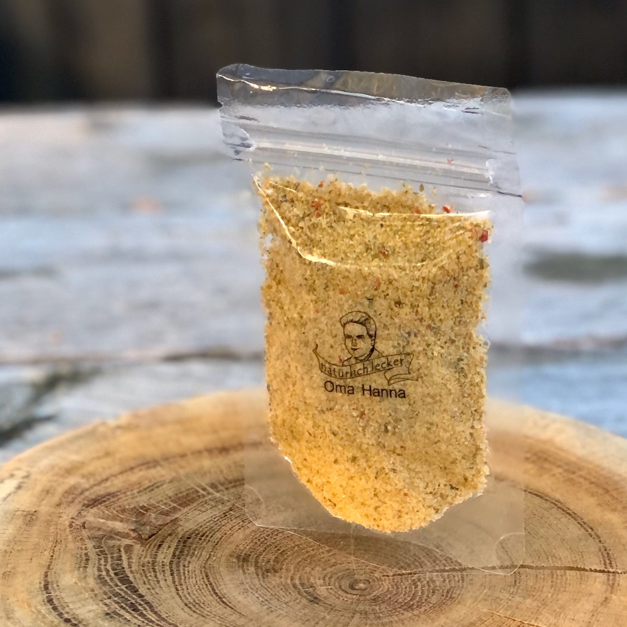 Wilde Würze zum Würzen von Wildfleisch Wilde Würze im Standbodenbeutel auf einer Holzscheibe stehend ist zum Würzen von Wildfleisch