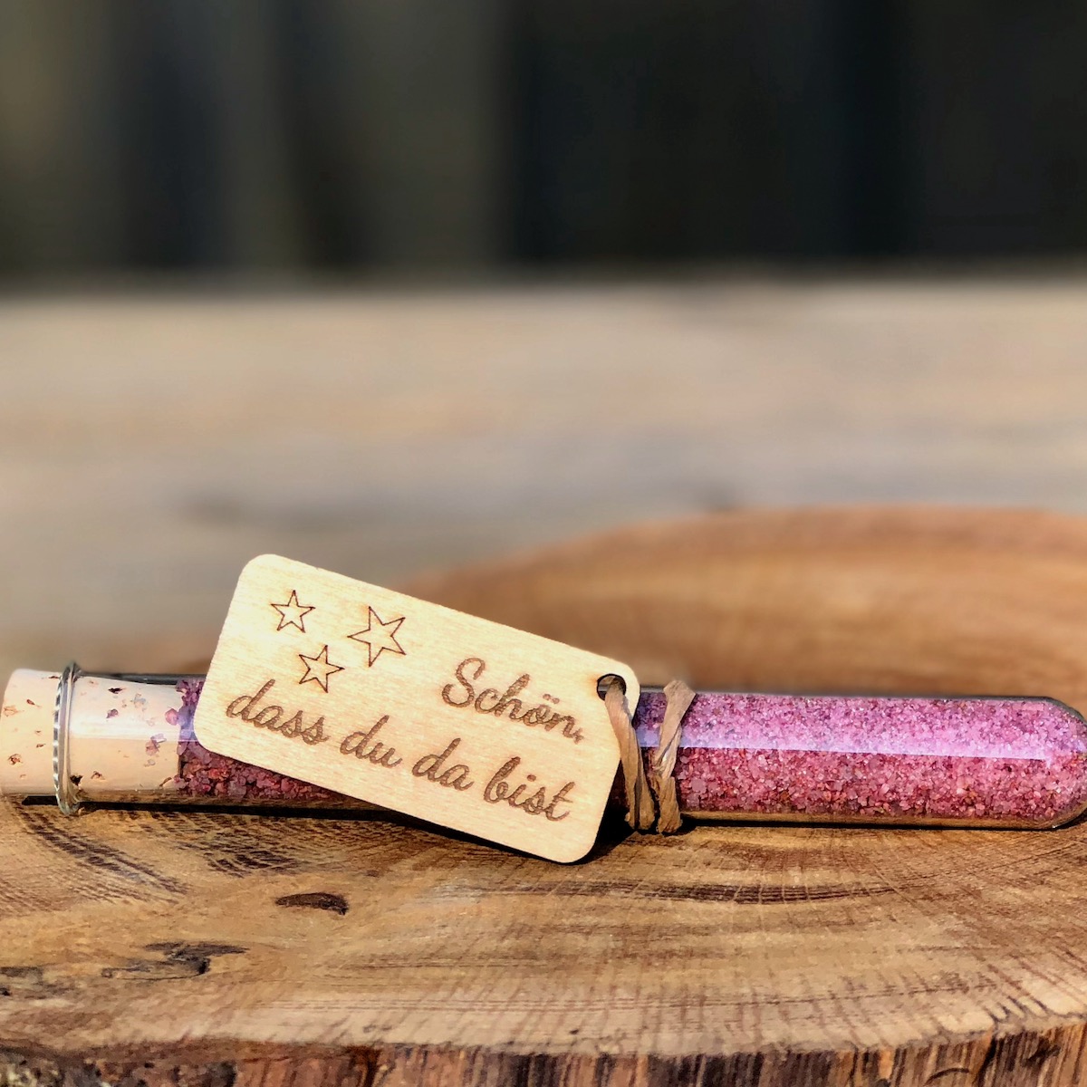 Heideblütensalz Gastgeschenk Sterne Schreibschrift Heideblütensalz im Reagenzglas mit Anhänger Schön dass du und Sternen als Gastgeschenk in Schreibschrift