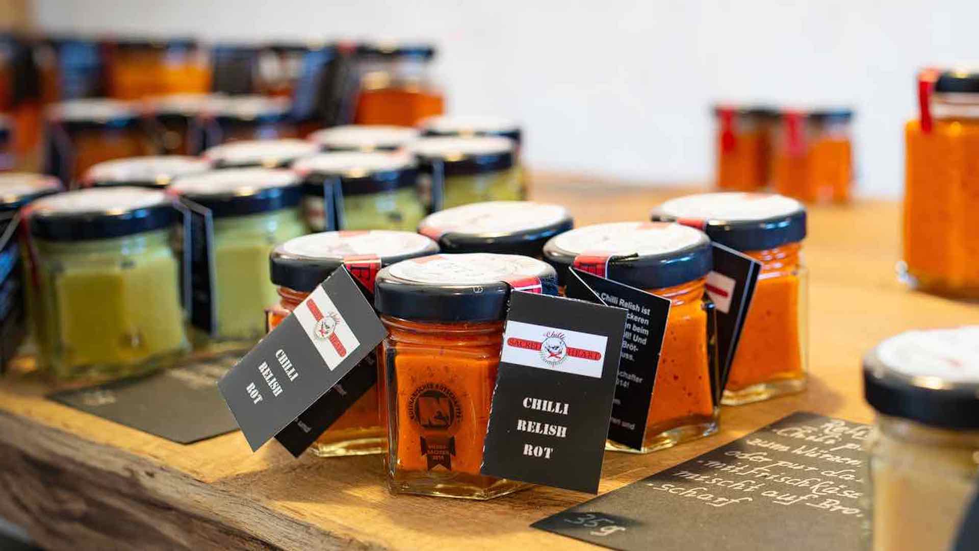 Chili Produkte der Chilli Manufaktur auf einem Tisch