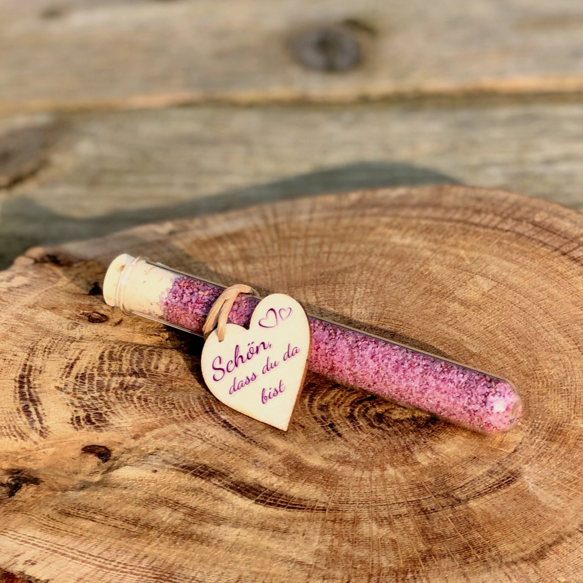 Heideblütensalz Gastgeschenk Herz Schreibschrift Heideblütensalz im Reagenzglas mit Herz-Anhänger Schön dass du und Herzen als Gastgeschenk in Schreibschrift