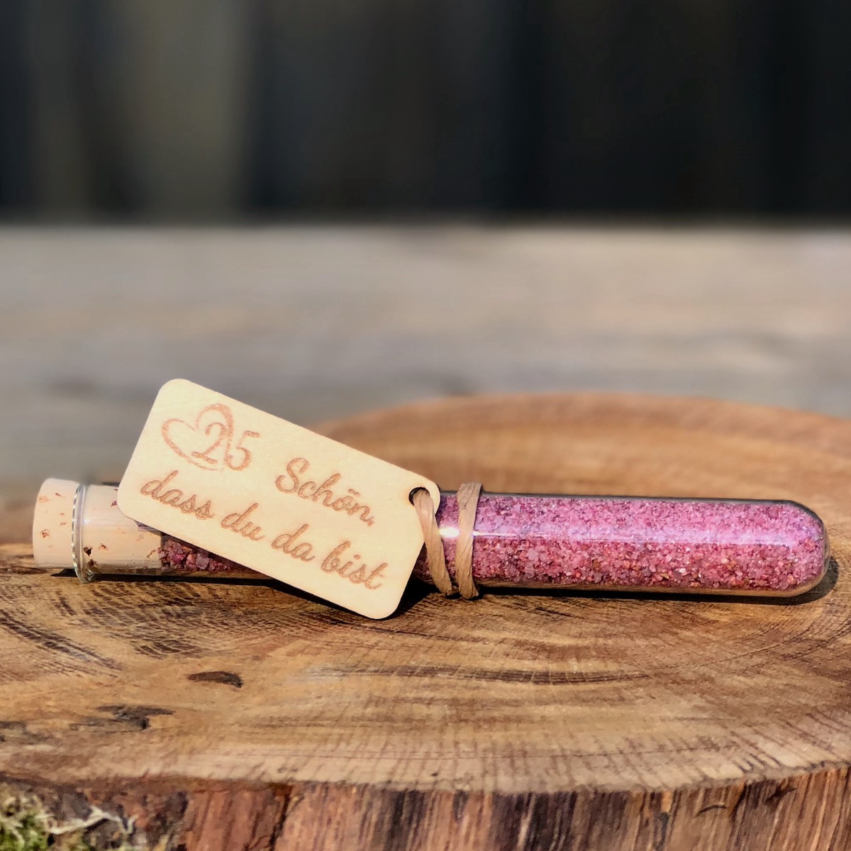 Heideblütensalz Gastgeschenk Silberhochzeit Schreibschrift Heideblütensalz im Reagenzglas mit Anhänger Schön dass du da bist und einer 25 mit Herz als Gastgeschenk für eine Silberhochzeit in Schreibschrift