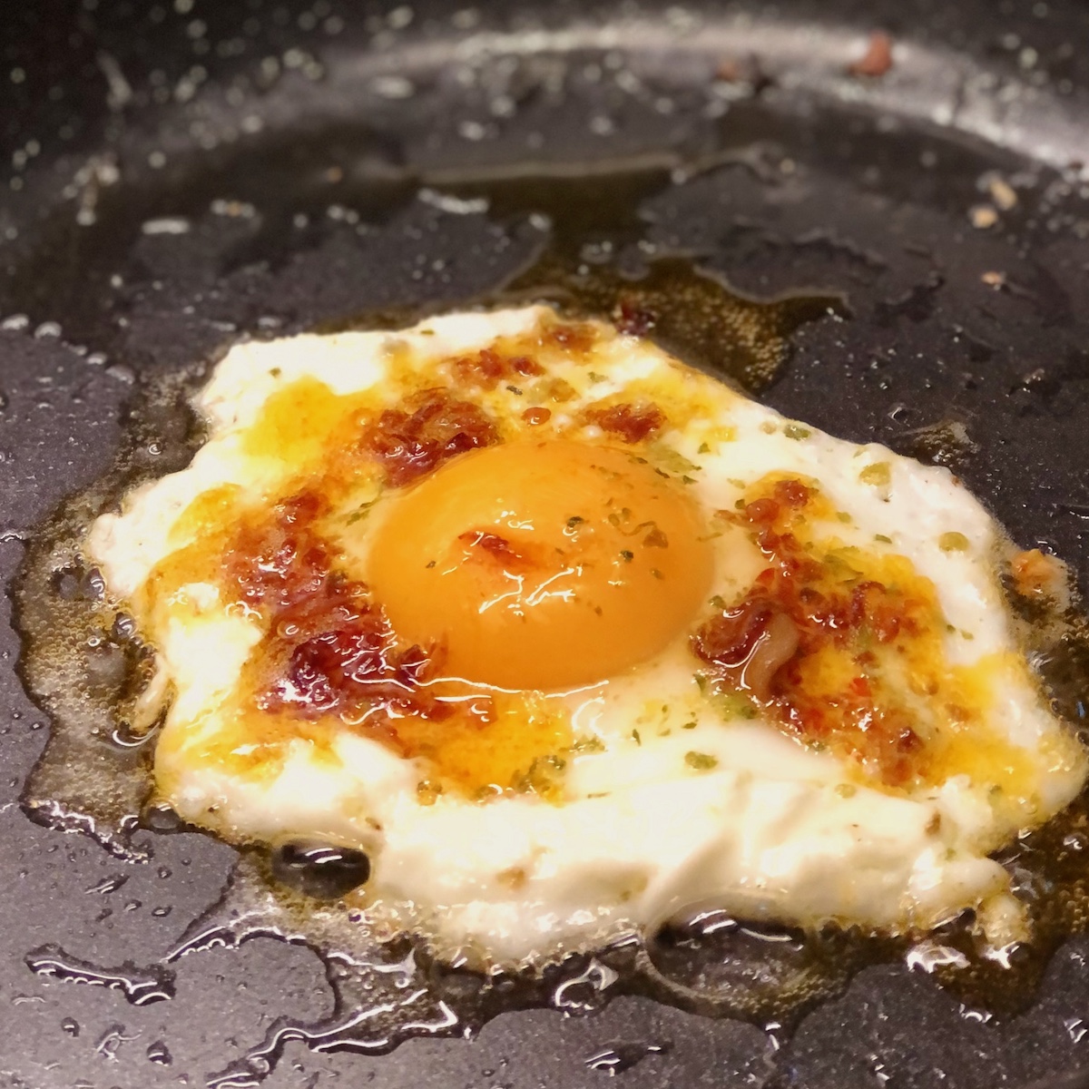 Spiegelei in einer Pfanne mit Heide Crunch als Topping Rezeptvorschlag