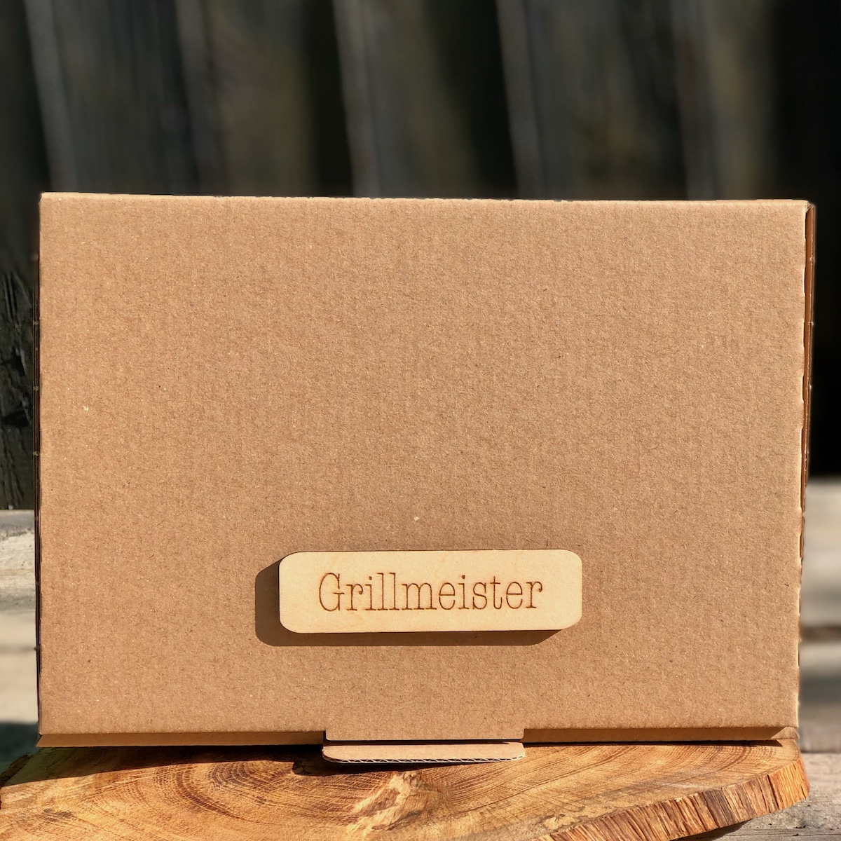 Grillbox Grillmeister Grillbox Grillmeister eine Kartonbox mit Holzschild Grillbox und Chili Salz smoke, Bier Griller und Chili Senf als Inhalt zum Verschenken
