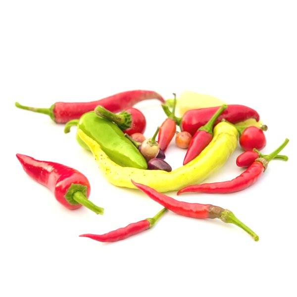 Das Bild zeigt mehrere frische Chili in unterschiedlichen Formen und Farben zum Kaufen
