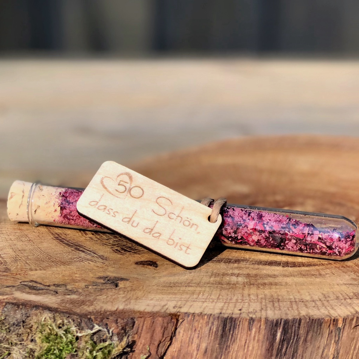 Gastgeschenk Stullengewürz im Reagenzglas mit Anhänger goldene Hochzeit Schön dass du da bist Gastgeschenk Stullengewürz im Reagenzglas mit Anhänger goldene Hochzeit Schön dass du da bist auf einer Holzscheibe liegend Druckschrift