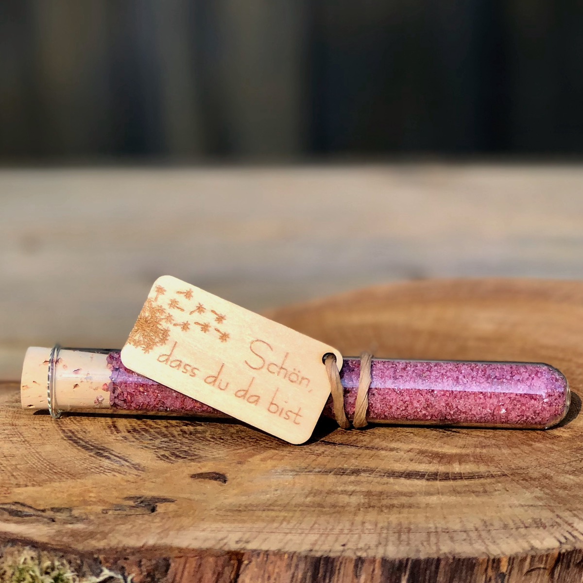 Heideblütensalz Gastgeschenk Pusteblume Druckschrift Heideblütensalz im Reagenzglas mit Anhänger Schön dass du und Pusteblume als Gastgeschenk in Druckschrift