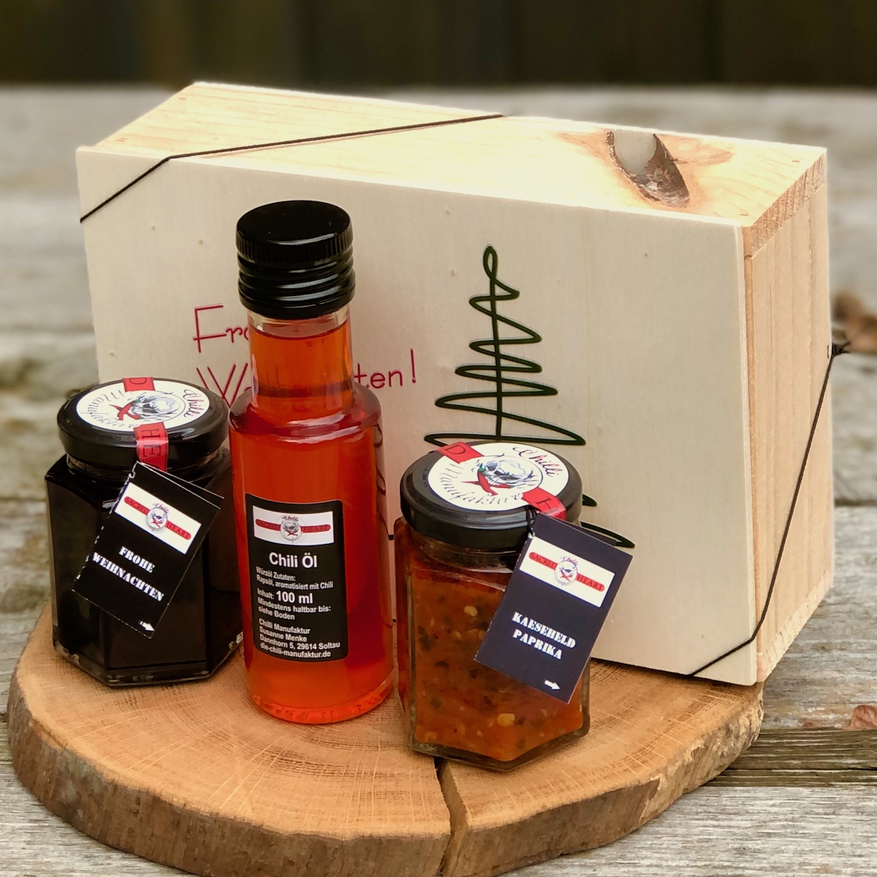 Geschenkbox Weihnachten aus Douglasie mit Chiliöl, Käseheld und Frohe Weihnachten Aufstrich als Weihnachtsgeschenk für Mitarbeiter Geschenkbox Weihnachten aus Douglasie mit Chiliöl, Käseheld und Frohe Weihnachten Aufstrich als Weihnachtsgeschenk für Mitarbeiter