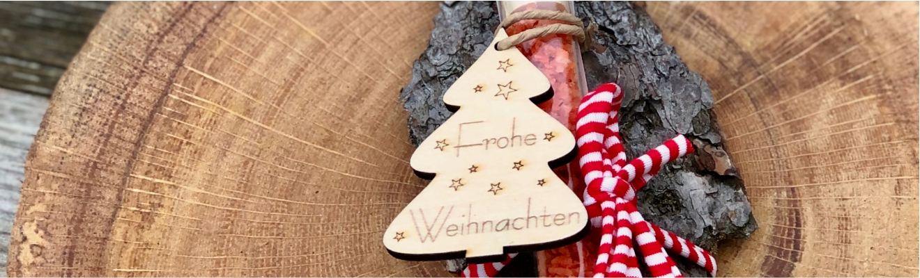 Das Bild zeit ein Weihnachtsgeschenk Mitarbeiter mit Anhänger Frohe Weinachten auf einer Holzscheibe mit Borke dekoriert