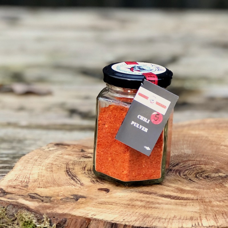 Chili Pulver Schärfegrad 5 kaufen Chilipulver Schärfegrad 5 von der Chilli Manufaktur im Glas auf einem Tisch stehend zum Kaufen