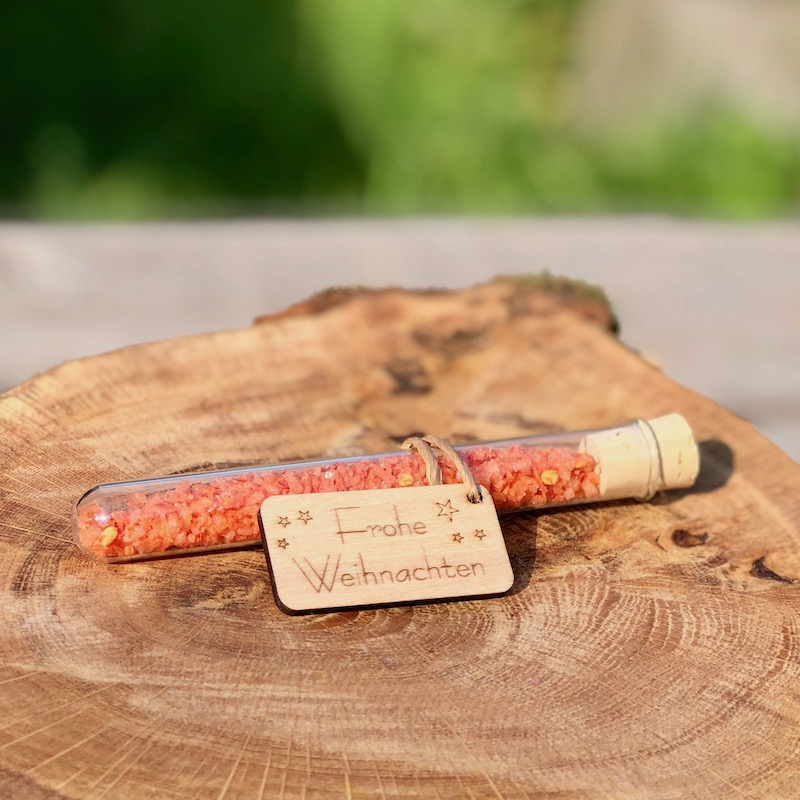 Chili Salz im Reagenzglas frohe Weihnachten Chili Salz im Reagenzglas mit rundem Holzanhänger mit der Beschriftung frohe Weihnachten als Giveaway oder Tischdeko zu Weihnachten kaufen