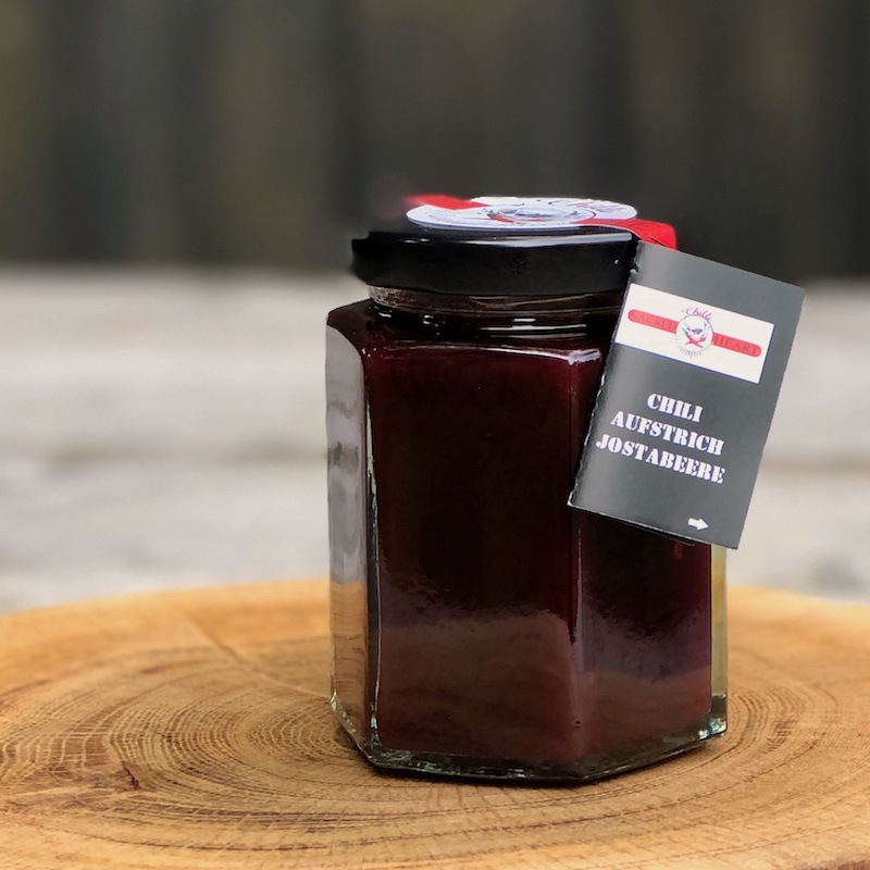 Aufstrich aus Jostabeeren fein passiert mit Chili im Glas