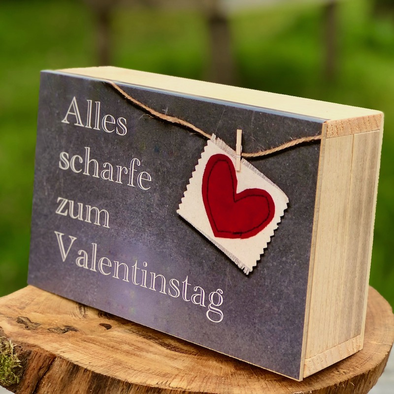 Valentinstag Geschenk Mann kaufen Box als Valentinstag Geschenk Mann mit der Beschriftung Alles scharfe zum Valentinstag