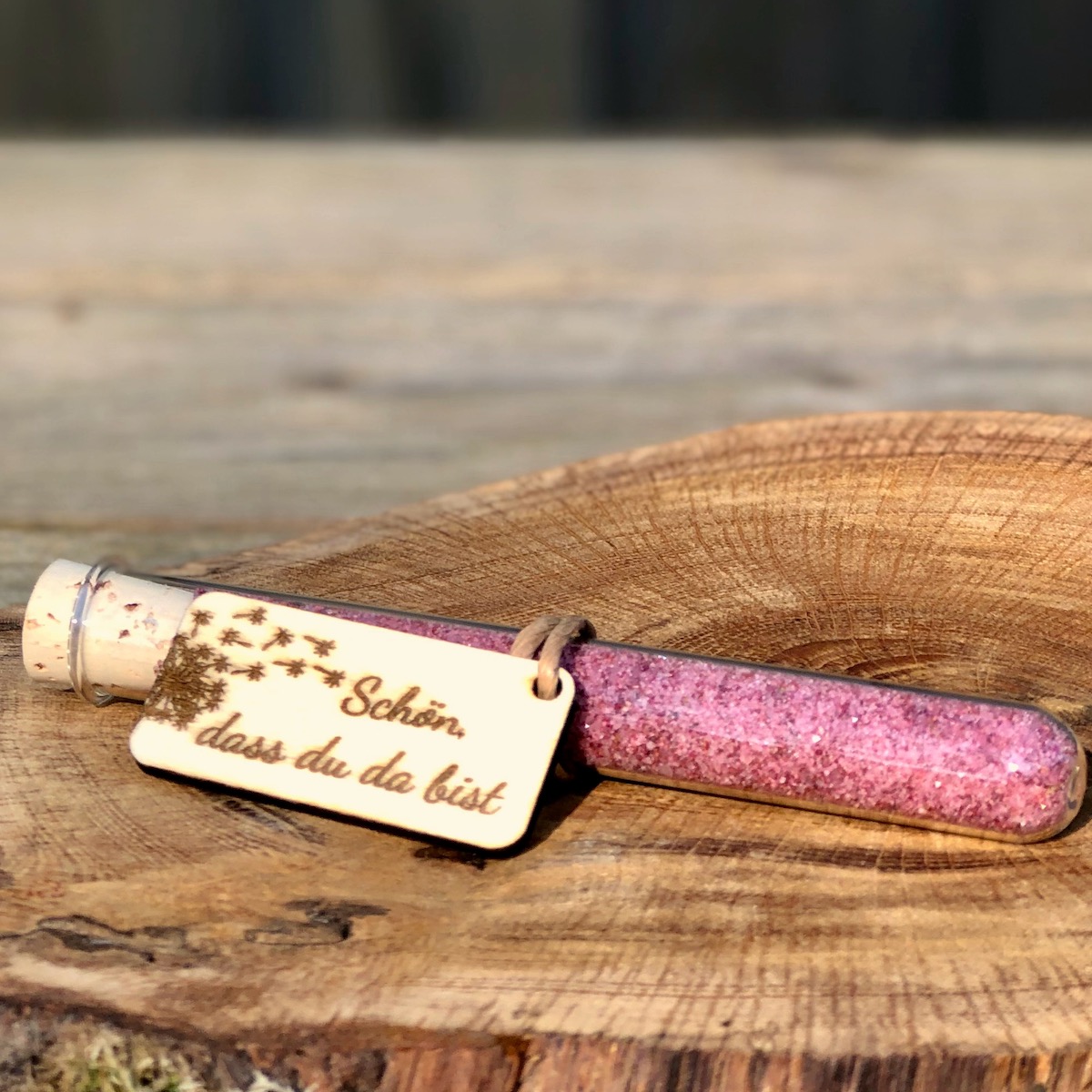 Heideblütensalz Gastgeschenk Pusteblume Schreibschrift Heideblütensalz im Reagenzglas mit Anhänger Schön dass du und Pusteblume als Gastgeschenk in Schreibschrift