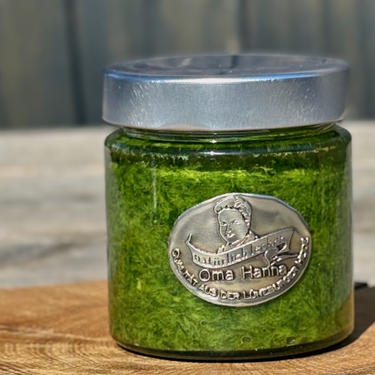 Liebstöckelpesto Suppenkasper im Glas auf Holzteller