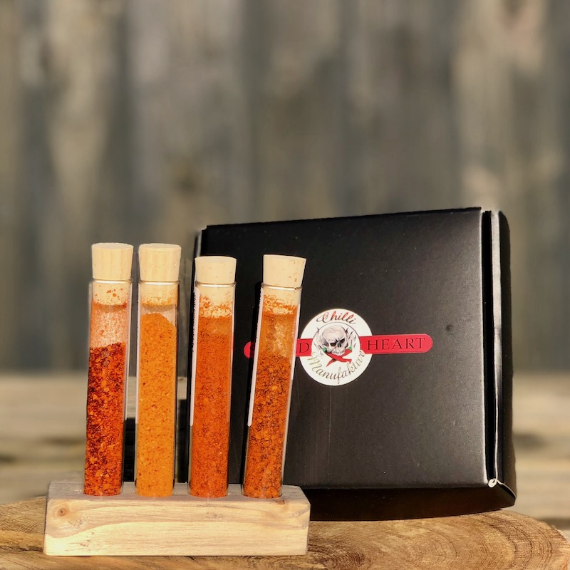Chilipulver Box als Geschenk kaufen 4 Sorten Chilipulver mit Holzständer in einer Box als Geschenk zum kaufen