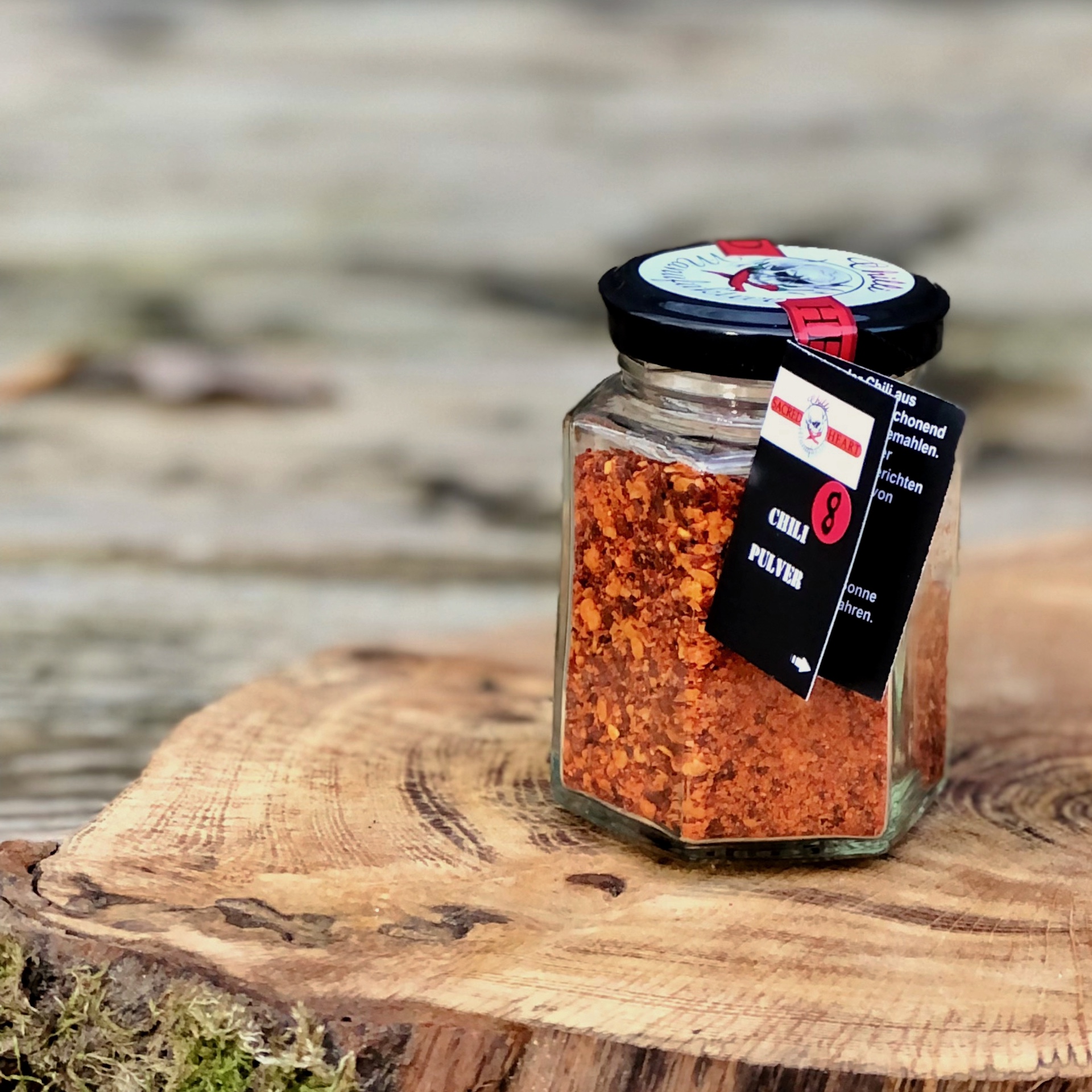 Chilipulver Schärfegrad 8 kaufen Chilipulver Schärfegrad 8 im Glas auf einem Tisch stehend zum kaufen