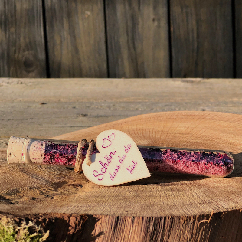 Gastgeschenk Stullengewürz mit Herzanhänger Gastgeschenk Stullengewürz im Reagenzglas mit Anhänger Herz Schön dass du da bist auf einer Holzscheibe liegend